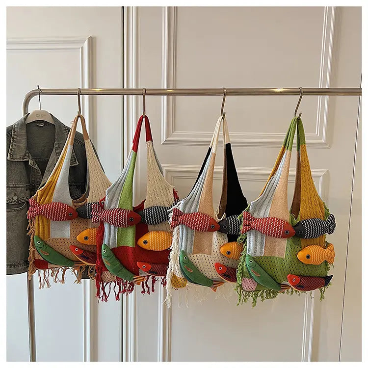 Nagy kapacitású, bojtos, patchwork mintás, sokoldalú gyapjú kötött táska