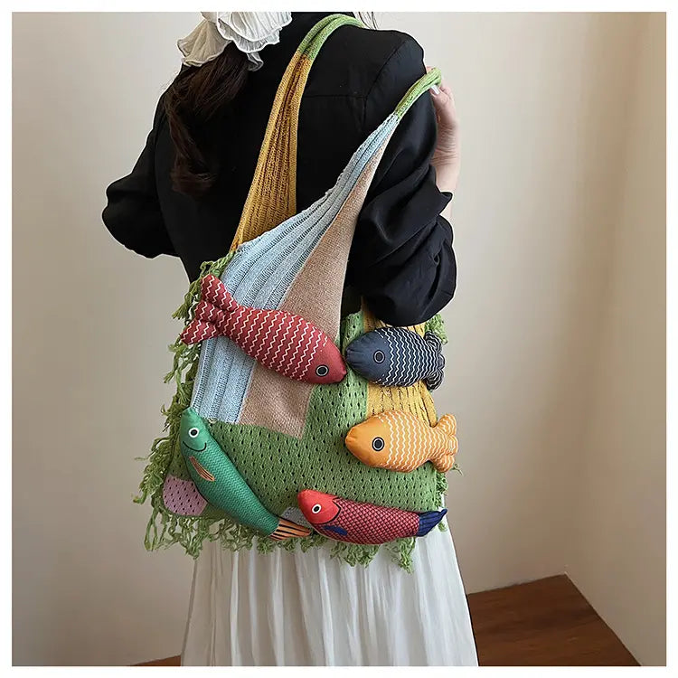 Nagy kapacitású, bojtos, patchwork mintás, sokoldalú gyapjú kötött táska