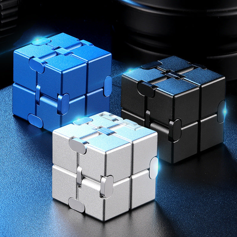 🎁Cubo de Rubik infinito, un versátil juguete antiestrés para adultos, fabricado en aleación de metal.