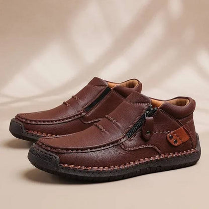 【50% OFF🔥7 napon belül kézbesítjük🔥】Férfi prémium bőr outdoor cipő – kézzel varrott, bebújós fazon, magas szár, 38–48