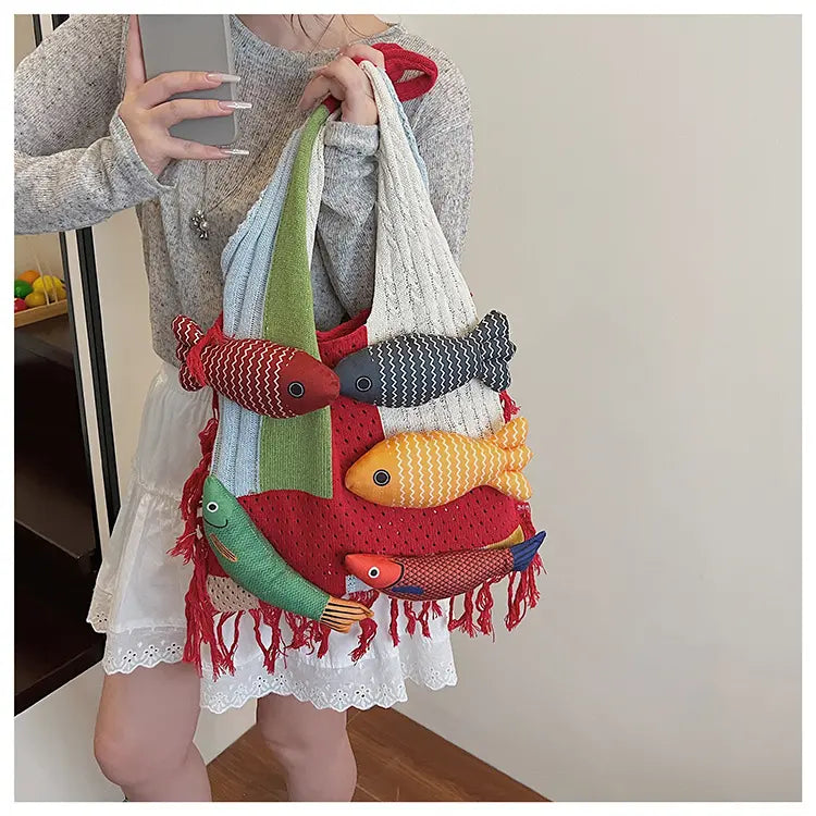 Nagy kapacitású, bojtos, patchwork mintás, sokoldalú gyapjú kötött táska