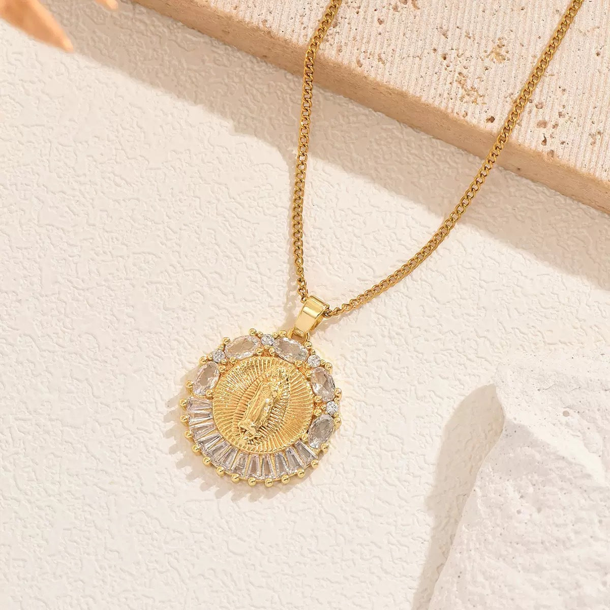 【Kúpte 1 a získajte 1 zadarmo】✨Luxusný náhrdelník, zlatý reliéfny prívesok Panna Mária