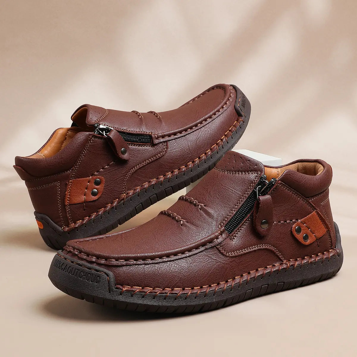 【50% OFF🔥7 napon belül kézbesítjük🔥】Férfi prémium bőr outdoor cipő – kézzel varrott, bebújós fazon, magas szár, 38–48