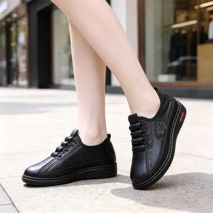 👟【Veličine 36-43】Ženske slip-on cipele od prirodne kože – lagane i udobne, s mekim potplatom. Široke svakodnevne mokasine, idealne za starije osobe i širu stopu. ✨