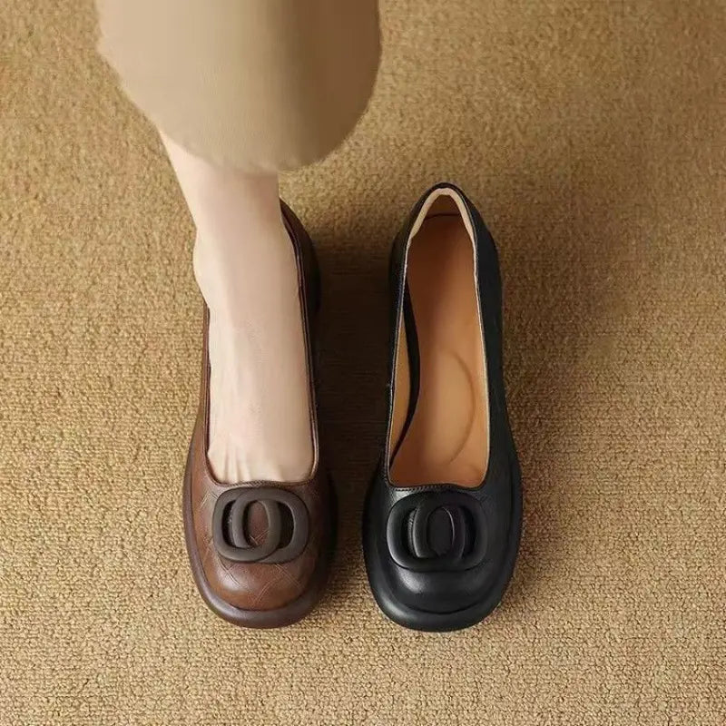 👠【35–40-es méret】Újdonság 2026-ből: Sokoldalú, divatos, kerek orrú bőrcipő 5 cm-es tömbsarokkal, puha talppal és retró stílussal.