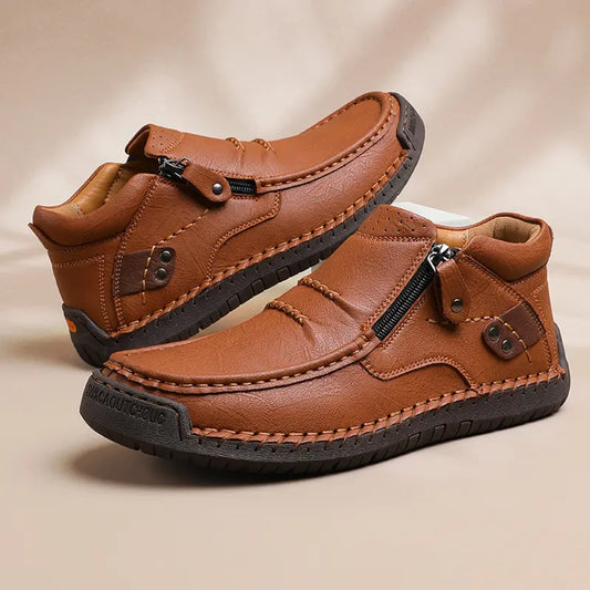 【50% OFF🔥】Férfi prémium bőr outdoor cipő – kézzel varrott, bebújós fazon, magas szár, 38–48