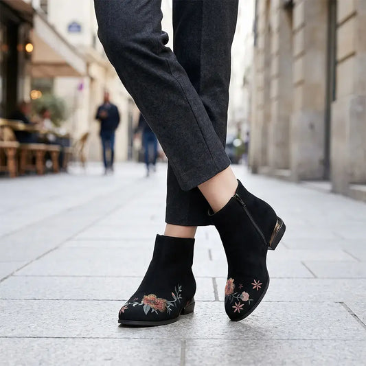 【35-40】Női hímzett bokacsizma – elegáns és kényelmes az őszi-téli napokra!