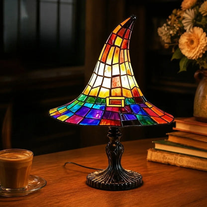 【Halloween újdonság】Gótikus boszorkánysapka alakú éjszakai fény, kreatív gyanta éjszakai fény retró ólomüveg hatással! 🔮🧙‍♀️