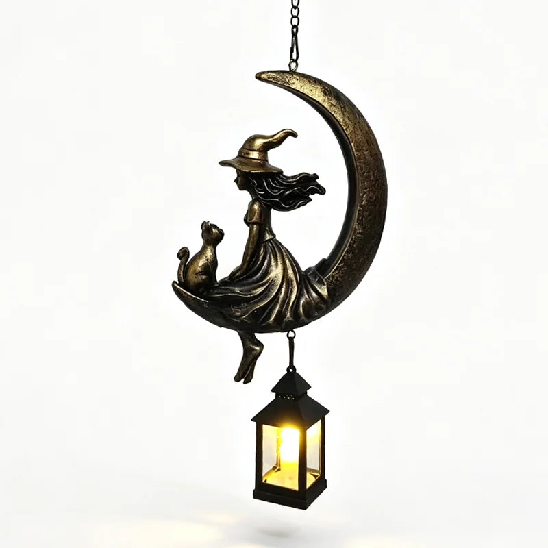 🌙🔮Solárna závesná lampa Čarodejnica na Mesiaci — vintage gotická bronzová záhradná dekorácia s čarodejnicou a čiernou mačkou