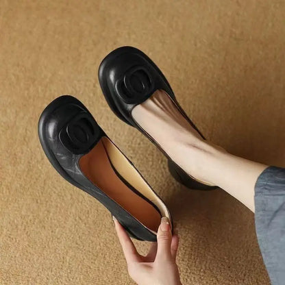 👠【35–40-es méret】Újdonság 2026-ből: Sokoldalú, divatos, kerek orrú bőrcipő 5 cm-es tömbsarokkal, puha talppal és retró stílussal.