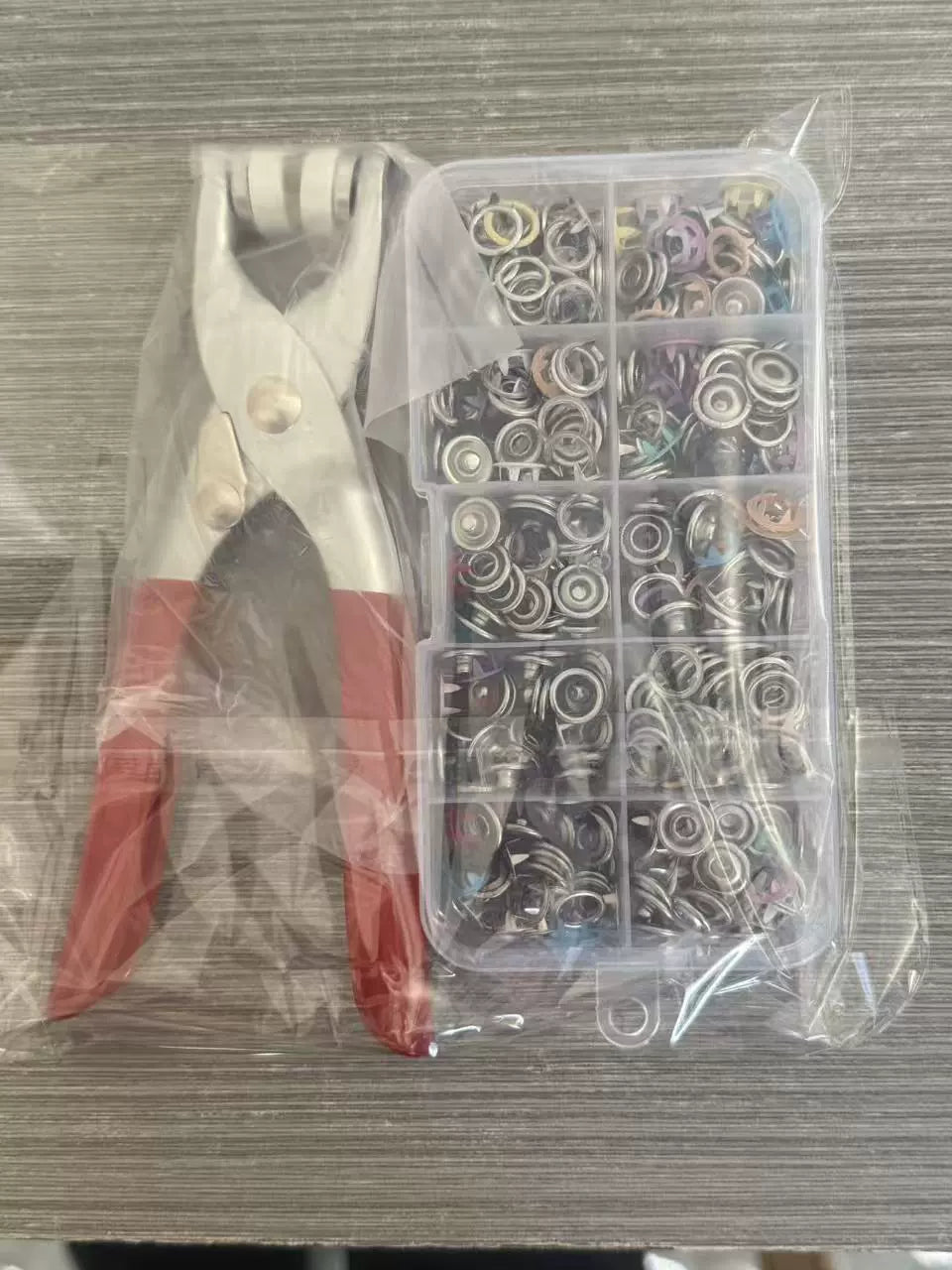 🧵✨Ötágú patentgomb-felszerelő szerszám, 100 láthatatlan színes fém patenttal és 1 kézi nyomófogóval.