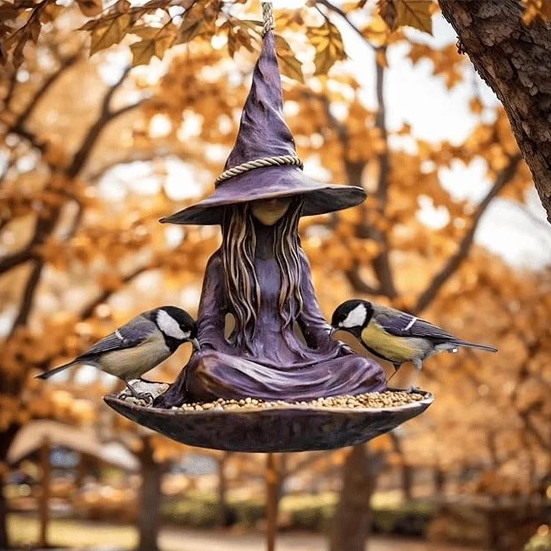 Závesné kŕmidlo pre vtáky „Meditujúca čarodejnica“, kreatívna a magická dekorácia do záhrady, na terasu a do dvora, odolný materiál