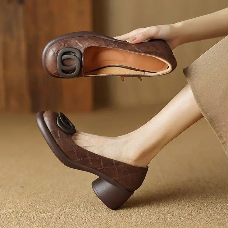 👠【35–40-es méret】Újdonság 2026-ből: Sokoldalú, divatos, kerek orrú bőrcipő 5 cm-es tömbsarokkal, puha talppal és retró stílussal.