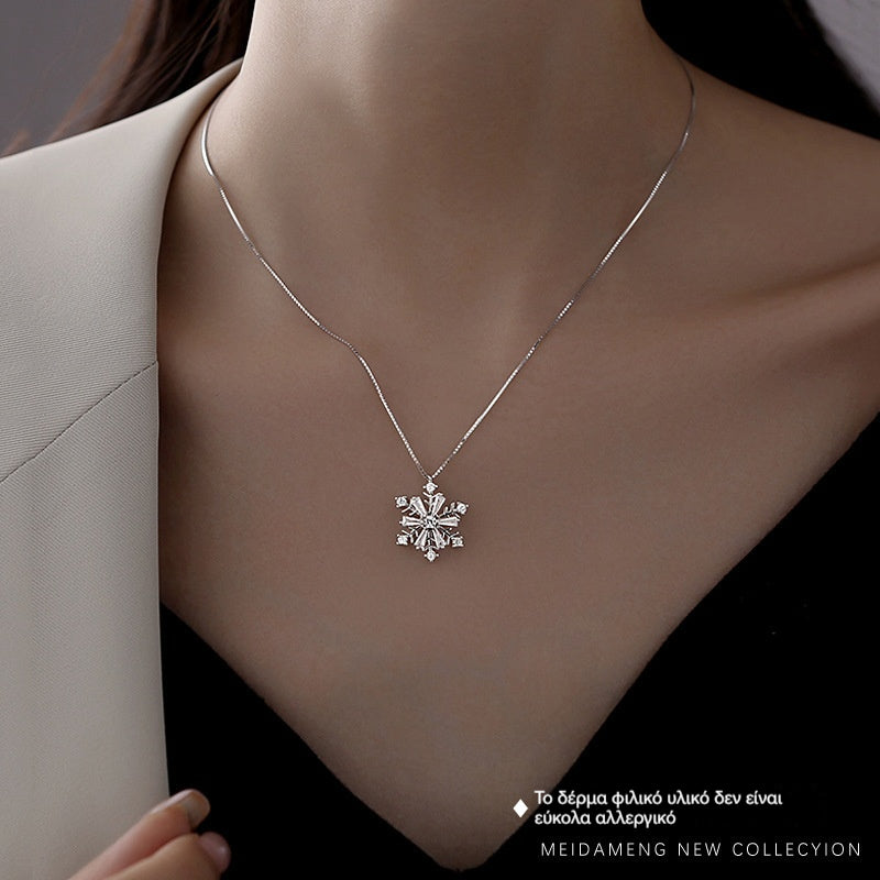 🔥😍【Kupte 1, získejte 1 zdarma】💎Sněhová vločka náhrdelník s otočným přívěskem, dotek luxusu, vysoká kvalita a oblíbený kousek.