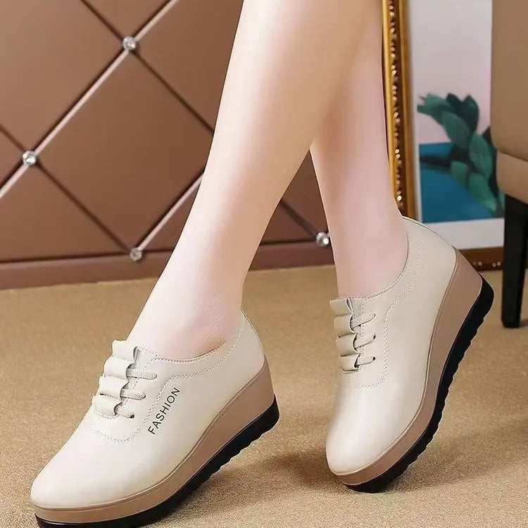 🔥【50%OFF，7 napon belül kézbesítjük】🔥【35-42-es méretek】Új őszi/téli divatos vastag talpú női bőr alkalmi cipők